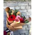 Букет цветов из разноцветной герберы (9 штук) и эвкалипта с доставкой по Киеву. 