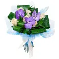Букет цветов из синей орхидеи Ванда (экстра класс, 3 штуки), белых роз (экстра класс,7 штук) и зелени с доставкой по Киеву.
