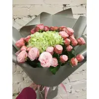 Букет цветов из розовых кустовых роз Бомбастик и лимонной гортензии с доставкой по Киеву. 