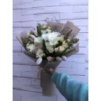 Букет цветов из розовых тюльпанов, кремовых кустовых роз, белой хризантемы, серго и зелени с доставкой по Киеву. 