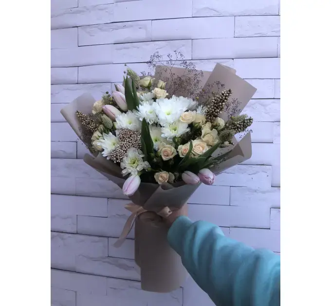 Букет цветов из розовых тюльпанов, кремовых кустовых роз, белой хризантемы, серго и зелени с доставкой по Киеву. 