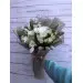 Букет цветов из розовых тюльпанов, кремовых кустовых роз, белой хризантемы, серго и зелени с доставкой по Киеву. 