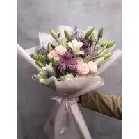 Букет цветов из белой лилии, розовых кустовых роз и одноголовой хризантемы с доставкой по Киеву. 
