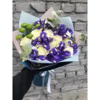 Букет из синих ирисов, белых роз и зеленой хризантемы хризантемы с доставкой по Киеву. 