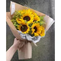 Букет цветов из оранжевых подсолнухов (9 штук, экстра класс) и декоративной зелени с доставкой по Киеву.