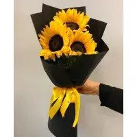 Букет цветов из оранжевых подсолнухов (3 штуки, экстра класс) с доставкой по Киеву.