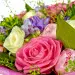 Букет цветов из розовых и белых роз, салала, теласпий, розовых пионов и голубой фрезии №27 с доставкой.