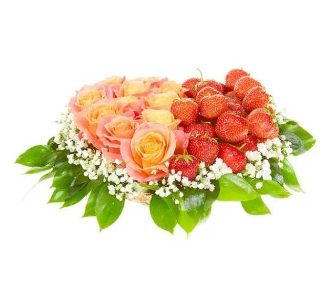 Букет-сердце из кремовых роз, рускуса, гипсофилы и клубники №90