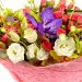 Букет цветов из розовых кустовых роз (21 шт.), зеленой орхидеи и синей с доставкой.