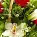 Букет-корзина из белой хризантемы, красных роз, белой каллы, папоротника и белой орхидеи №40