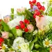 Букет-корзина из розовых кустовых роз и альстромерии, голубой фрезии и ромашек №15